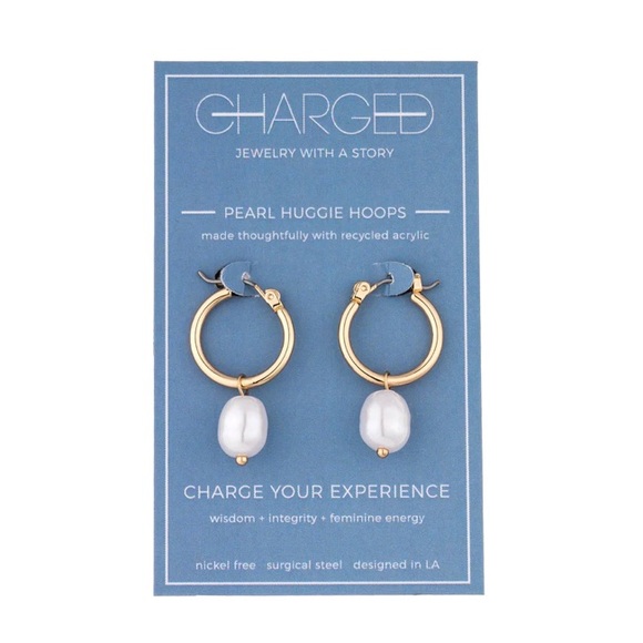 Charged Pearl huggie gold hoop earrings - Picture 3 of 3